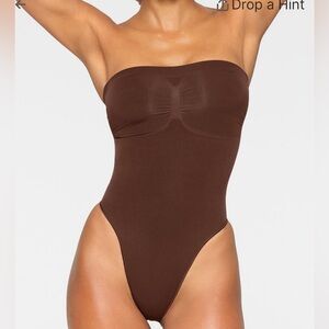 SKIMS NWOT Seamless Sculpt Strapless Thong Bodysuit - Cocoa